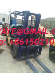 3t.2t used komatsu forklift working into container